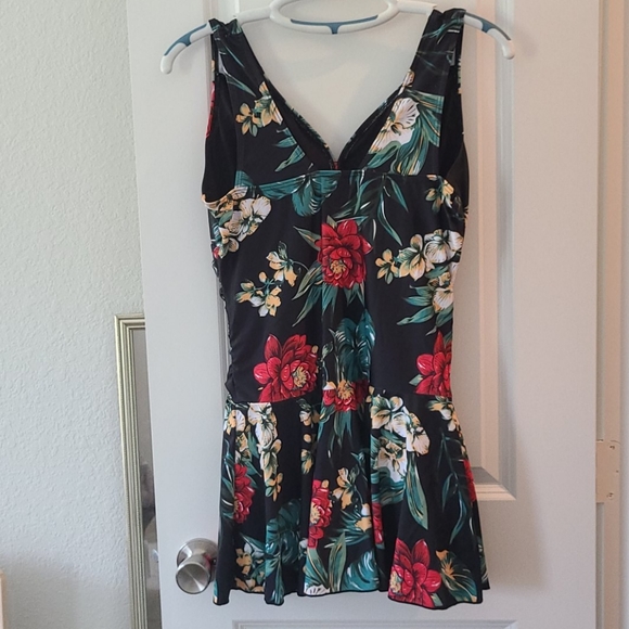 Trade with Skylah Flattering Piece Bathing Suit🩱 - Picture 3 of 9